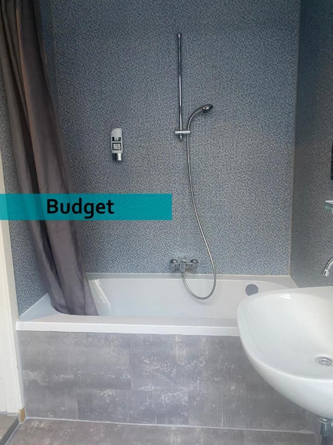 Budget Dreibettzimmer mit Badewanne